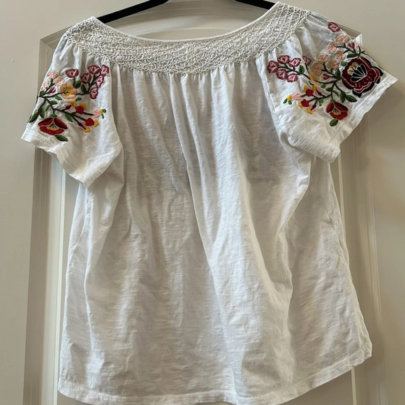 Anthropologie embroidered floral cotton t shirt. Tassles. V neck. Size small - Picture 5 of 7